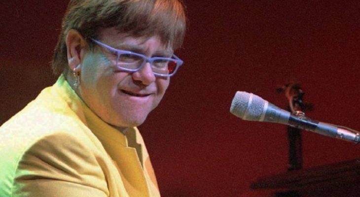 elton john Geschichte von Haarimplantaten