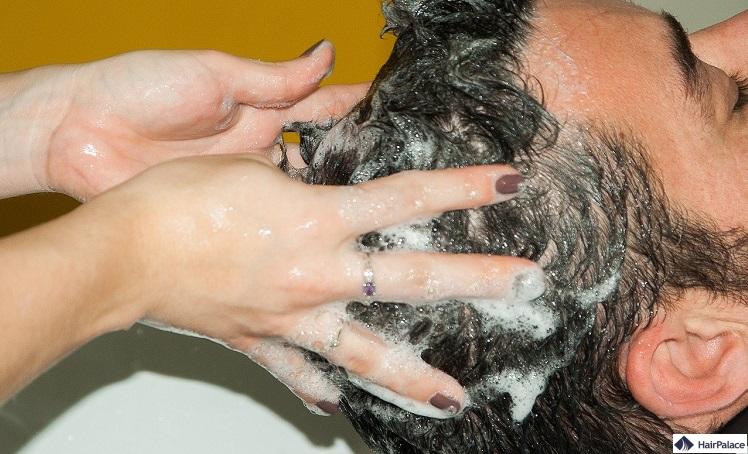 Koffein-Shampoo und regelmäßige Kopfhautmassage können das Haarwachstum anregen