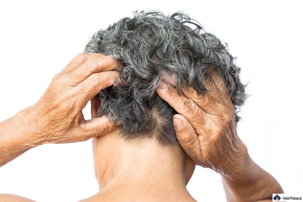 Regelmäßige Kopfhautmassagen können den Haarausfall reduzieren