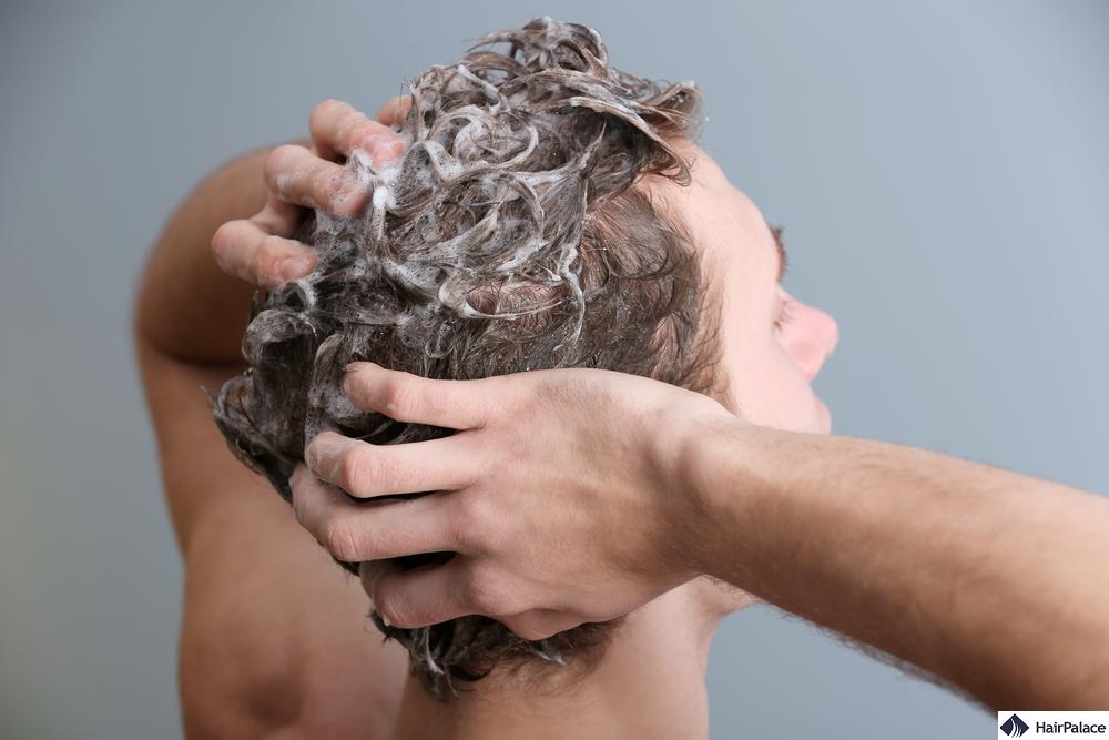 Koffein-Shampoo kann das Haarwachstum anregen
