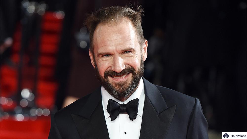 Ralph Fiennes mit schütterem Haar