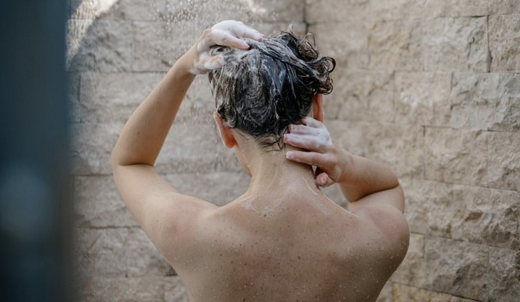 Shampoos gegen Haarausfall können bei Haarausfall helfen