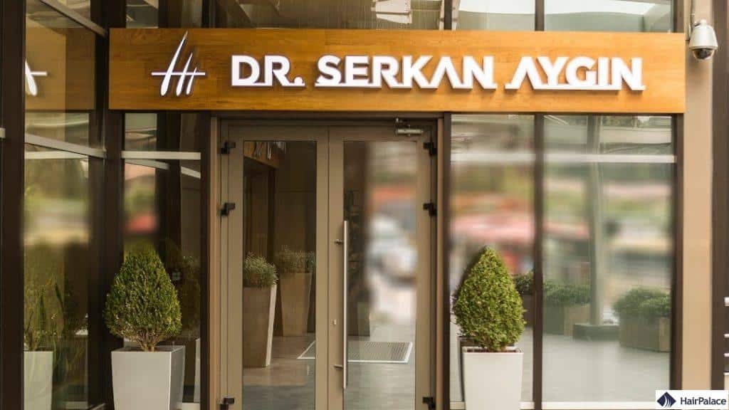 Dr. Serkan Aygin führt Haartransplantationen in der Türkei durch